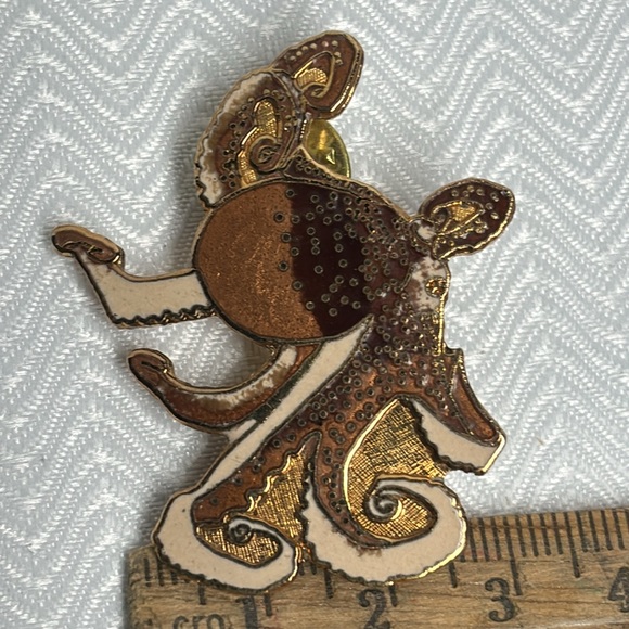 Octopus lapel pin or hat pin - Picture 2 of 3